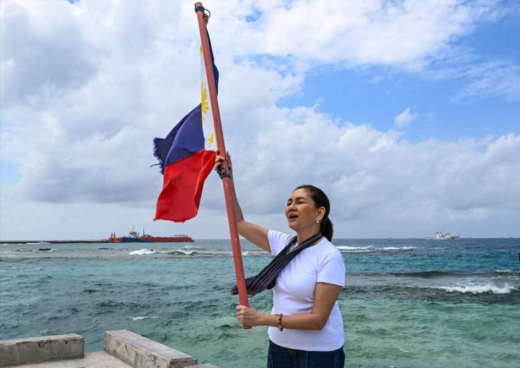 太尴尬了！外媒今日报道，菲律宾参议员洪蒂佛罗斯及海岸警卫队发言人塔里拉21日访问