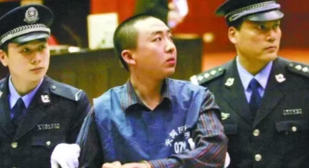2006年，许霆在ATM上取了1000块，卡里明明只有176块，结果真吐出来了，