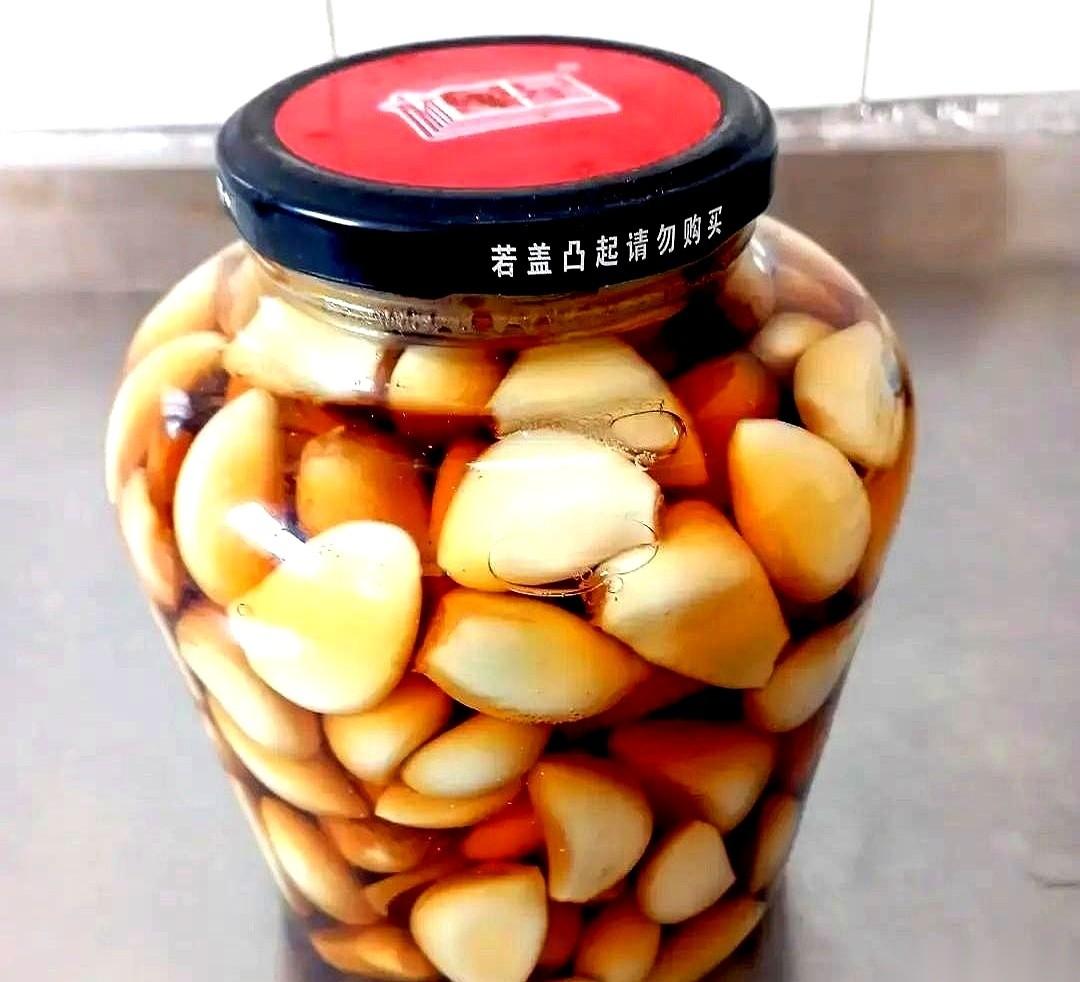 别看了，你家那罐泡了一个礼拜的腊八蒜，就是块石头，捂不热的。你把它供在厨房窗台