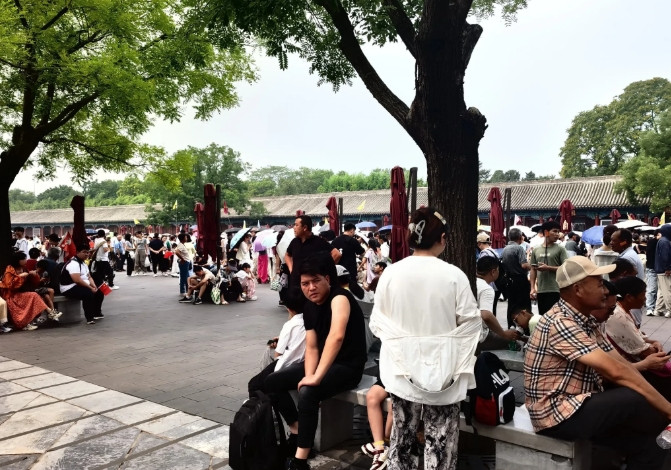 去年暑假大连烟台旅游，我带的全是旧衣服，每天穿一套，边走边扔