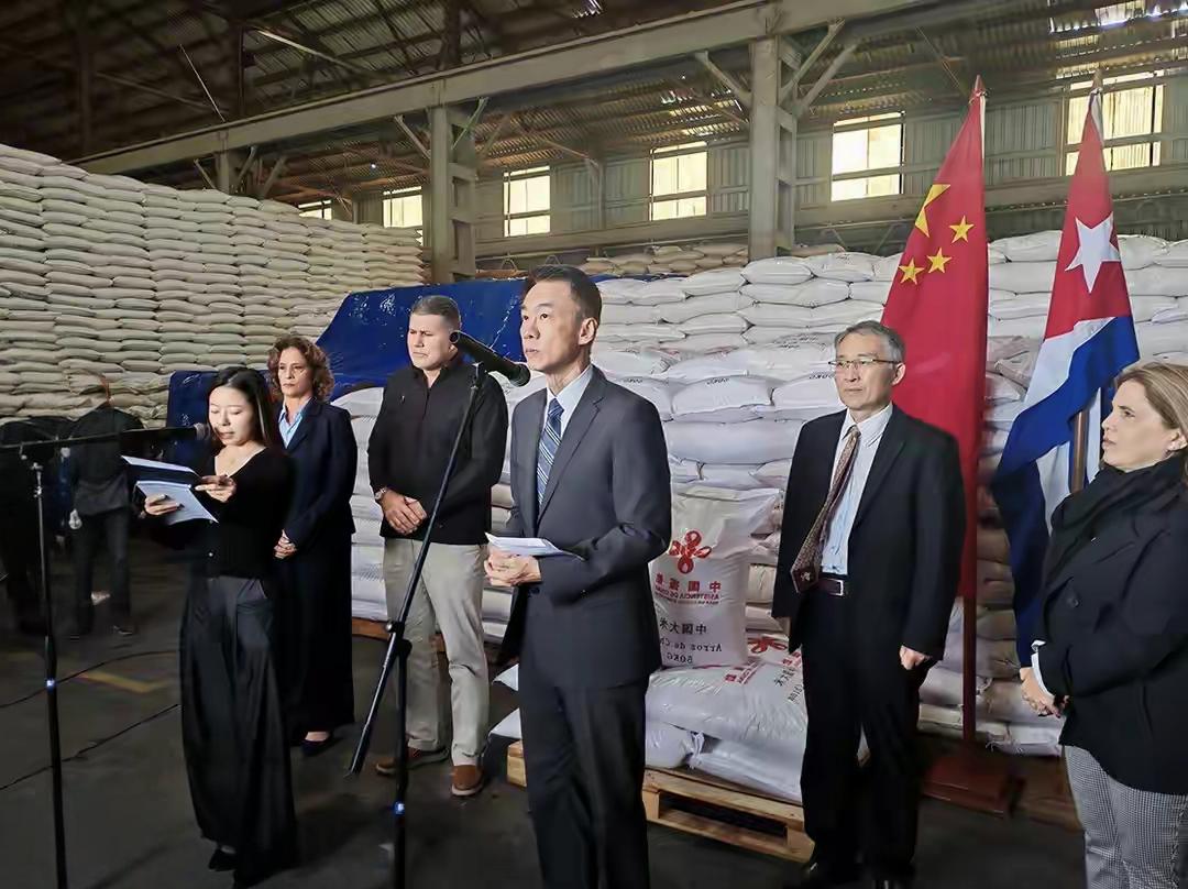 中国驰援古巴的3万吨大米顺利交接，后续批次也已到港，可古巴人均耕地是中国三倍，粮