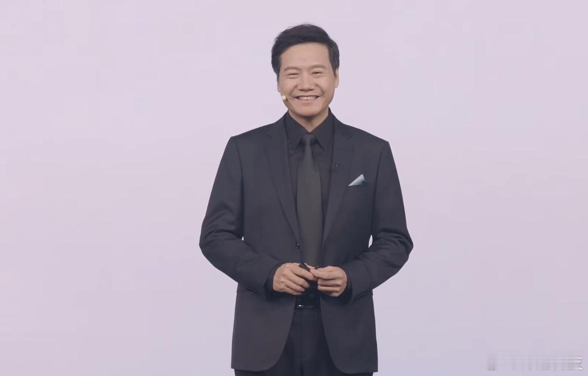 小米发布会开始了，雷军上台。别说，还真有点春晚的那种感觉~[笑着哭]​​​