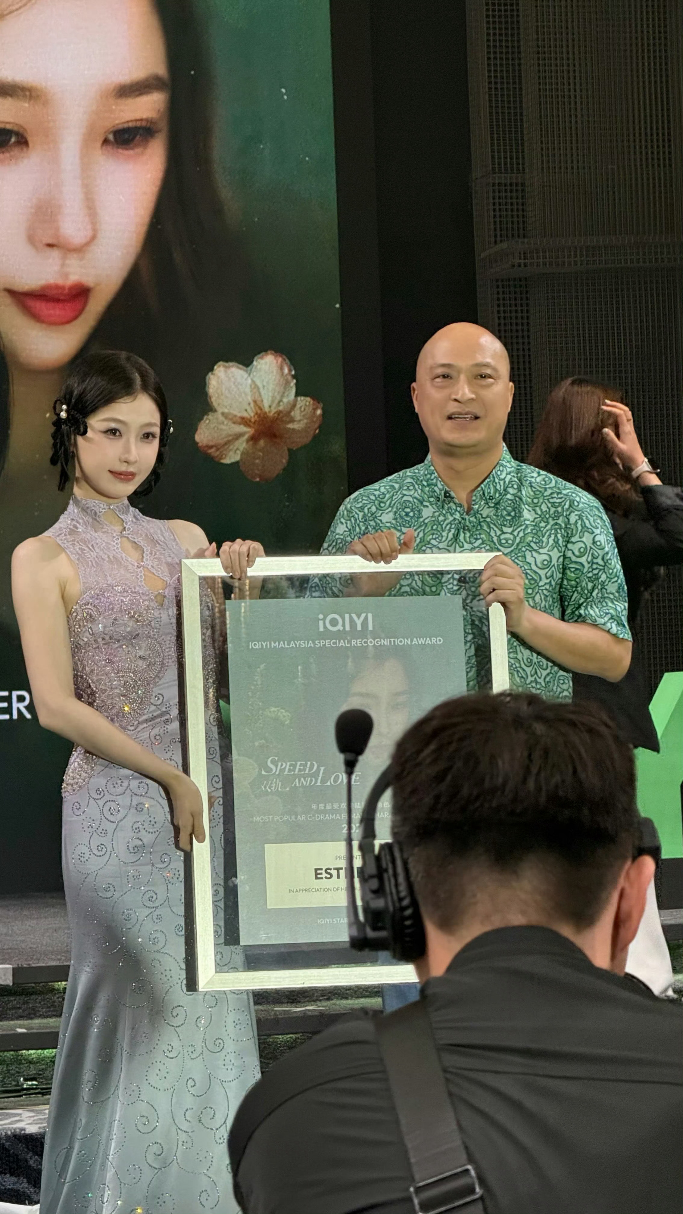 恭喜虞书欣凭借SpeedandLove《双轨》拿下年度最受欢迎陆剧女角色奖