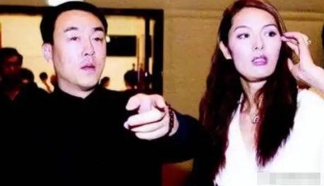2006年，47岁的春晚导演郎昆趁着32岁妻子马艳丽出国期间，与24岁的舞蹈家刘