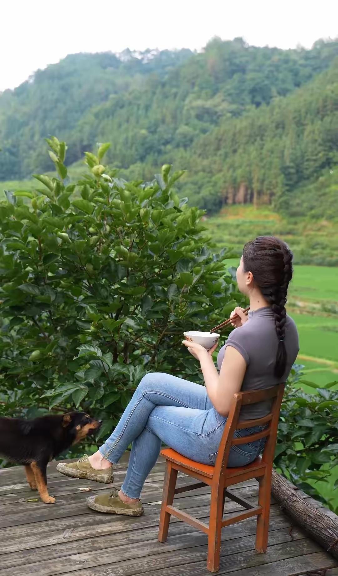 山间野餐，狗儿相伴。