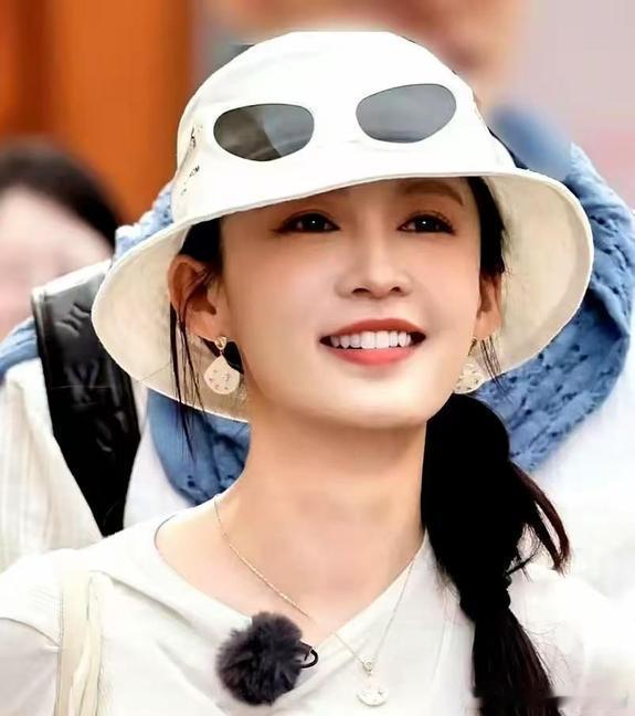 李沁这性格，放职场里早被“优化”八百回了。节目正片里，她乱花钱、迟到、不合群，被