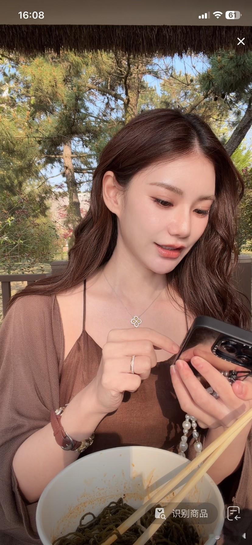 看马小梅笑的多开心，生完孩子后，小梅更美了！打扮的就像希腊美女一样！一点看不出