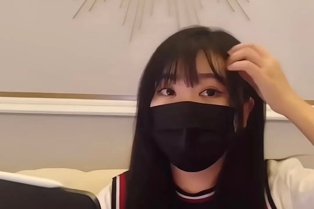 一条小团团即将回归？？在线人数超10w+刚看到小团团跟大司马直播双排吃鸡，不过小