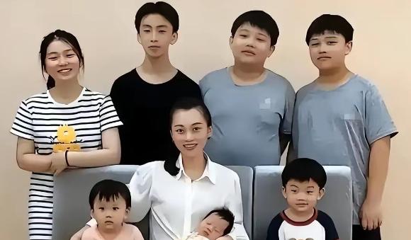 农村早早辍学打工的张荣荣，疯狂迷恋北大毕业丈夫的优质基因，接连生下七个孩子，旁人