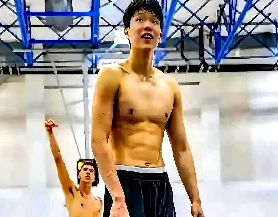 增重到244斤，杨瀚森赌命NBA。这体重听着吓人，但球探一句“可能变慢”直接