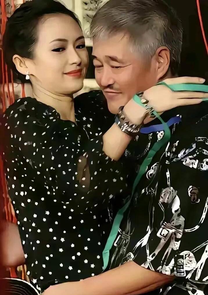 赵本山搂着的这一位女演员是谁？她的美不在颜值而是美轮美奂的身材，身材凹凸有致，气