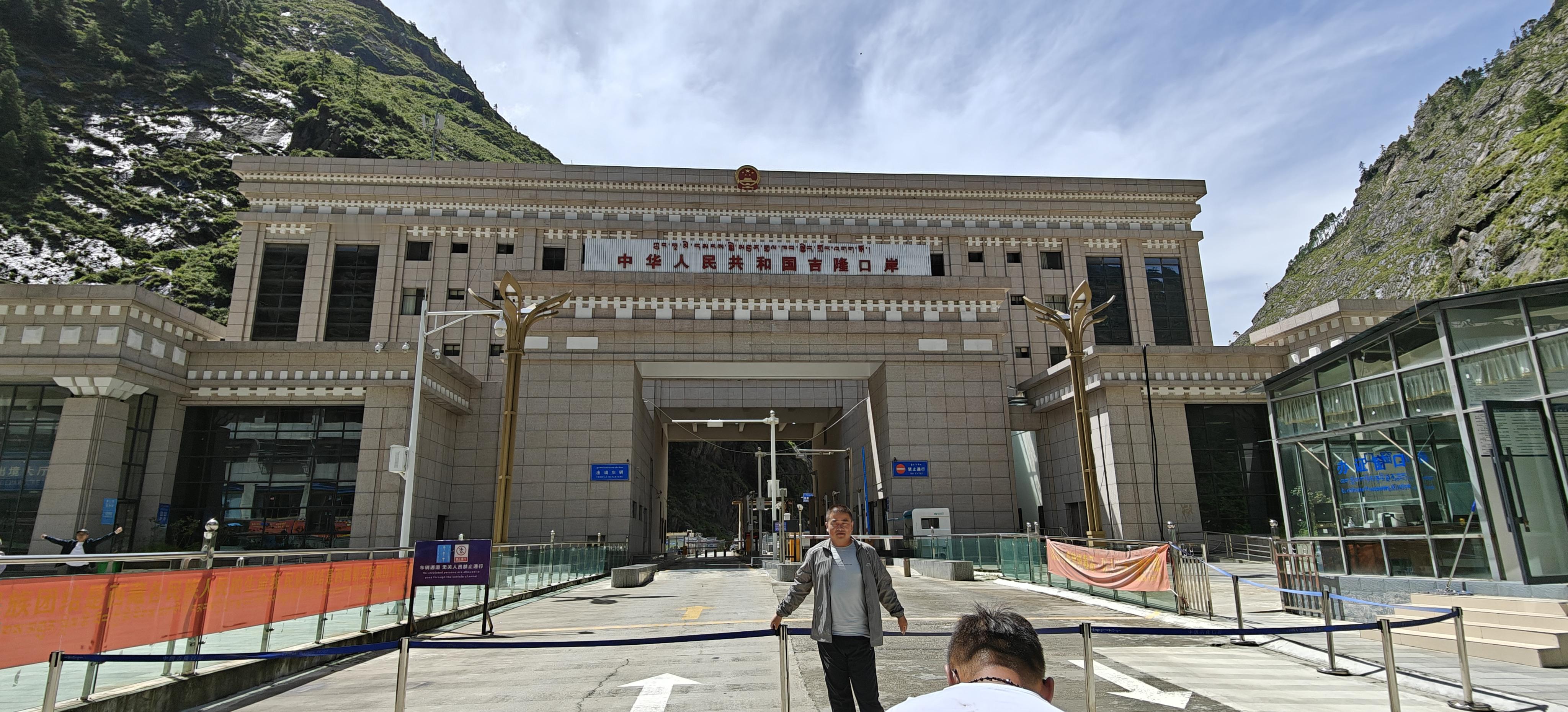 23年8月的时候去过一次吉隆沟，周边众多6-7000米以上的雪山，相对落差大且直