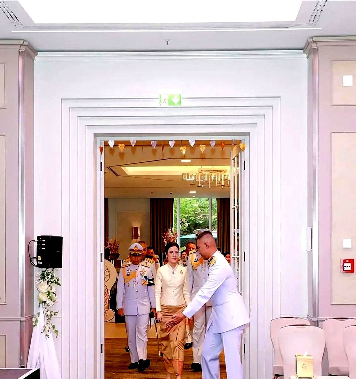 诗妮娜加冕盛典---天呐！你敢相信吗？泰国一个普通姑娘，