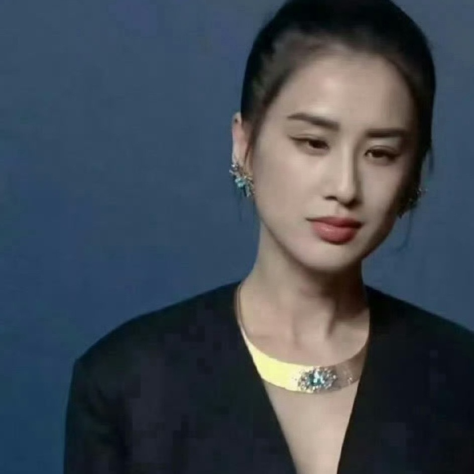 事实证明，真正抗老的是长脸，而不是圆脸。看黄圣依这脸型和骨相，都没有法令纹。
