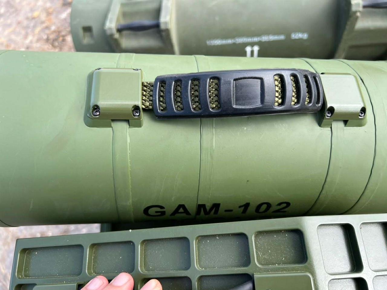 哈马斯战士，距离梅卡瓦坦克10几米，就敢发射无制导RPG。柬军单枚10万美金的反