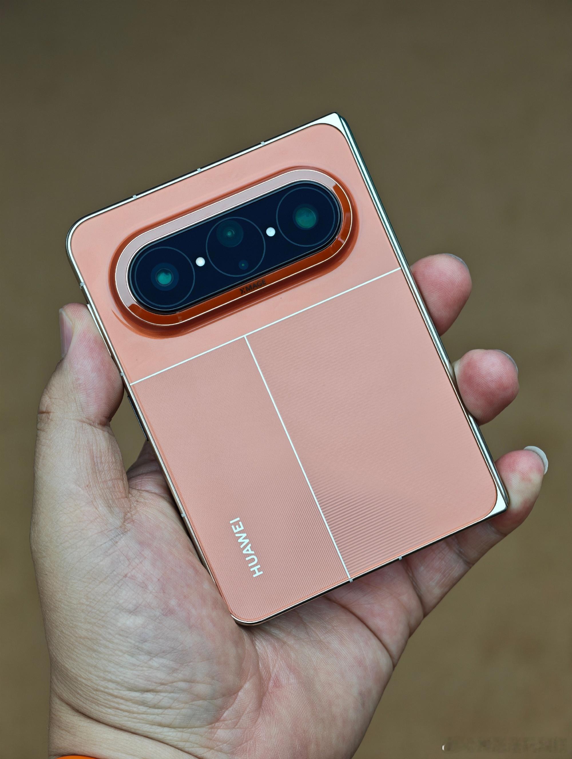 华为PuraXMax，握持我觉得很舒服，大屏刷剧办公很好用，折起来又很好收纳