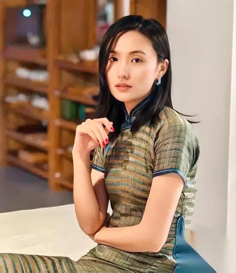 她把超模冠军奖杯锁进抽屉那天没人敢多问——直到离婚消息炸出来，大家才懂她