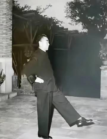 周总理这是在踢正步吗？你要是这么想就大错特错了。原来这是周总理在练习武术中的一