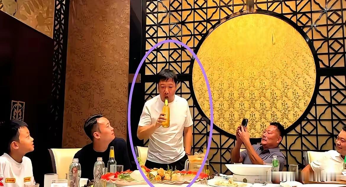 贾冰被偷拍这事给大家上了一课，那就是你信任的人可能是背后给你捅刀子的人。贾冰
