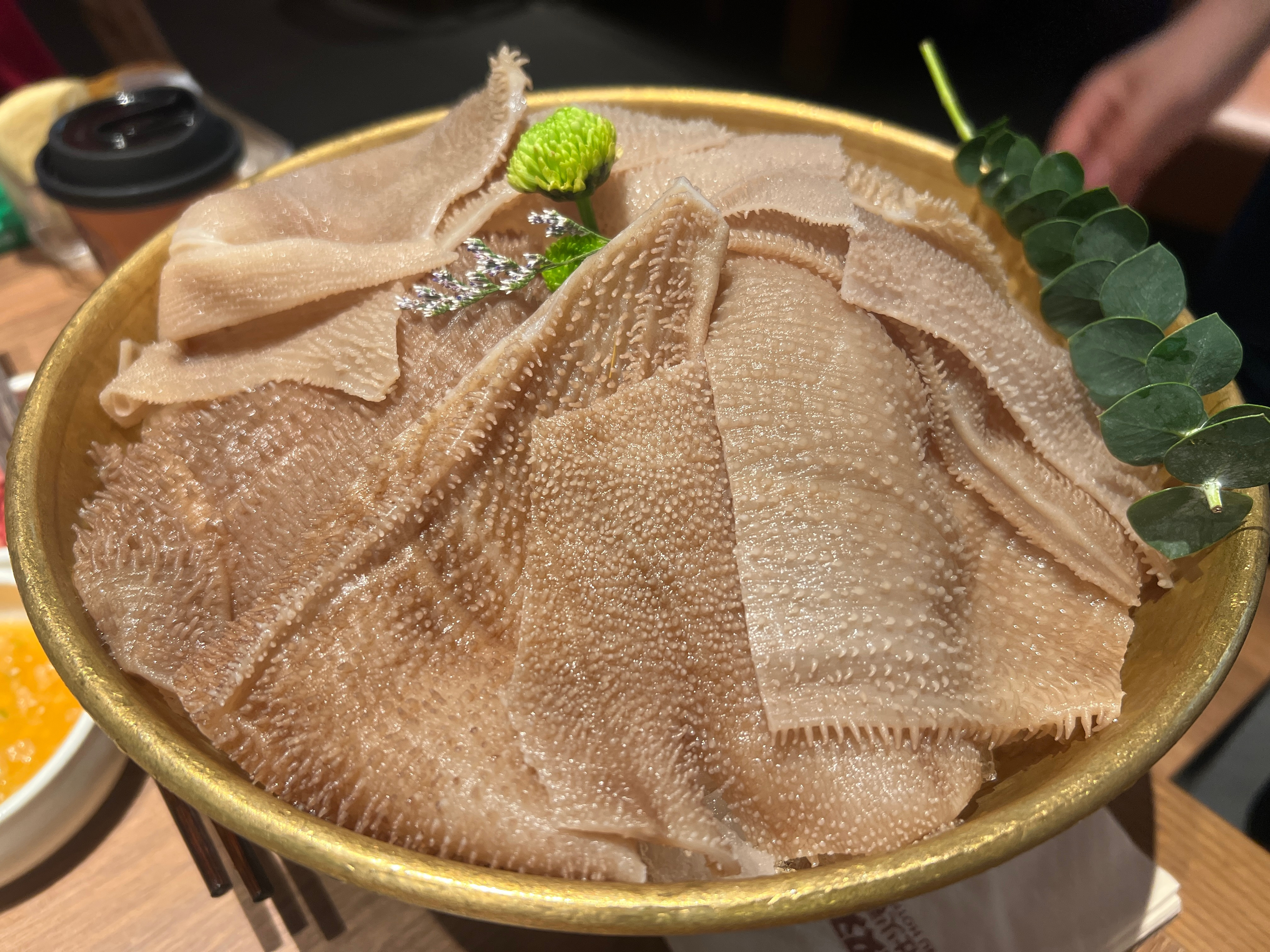 去吃巴奴火锅不用看菜单，四道菜必点：毛肚，芋头，羔羊卷，乌鸡卷。​​​