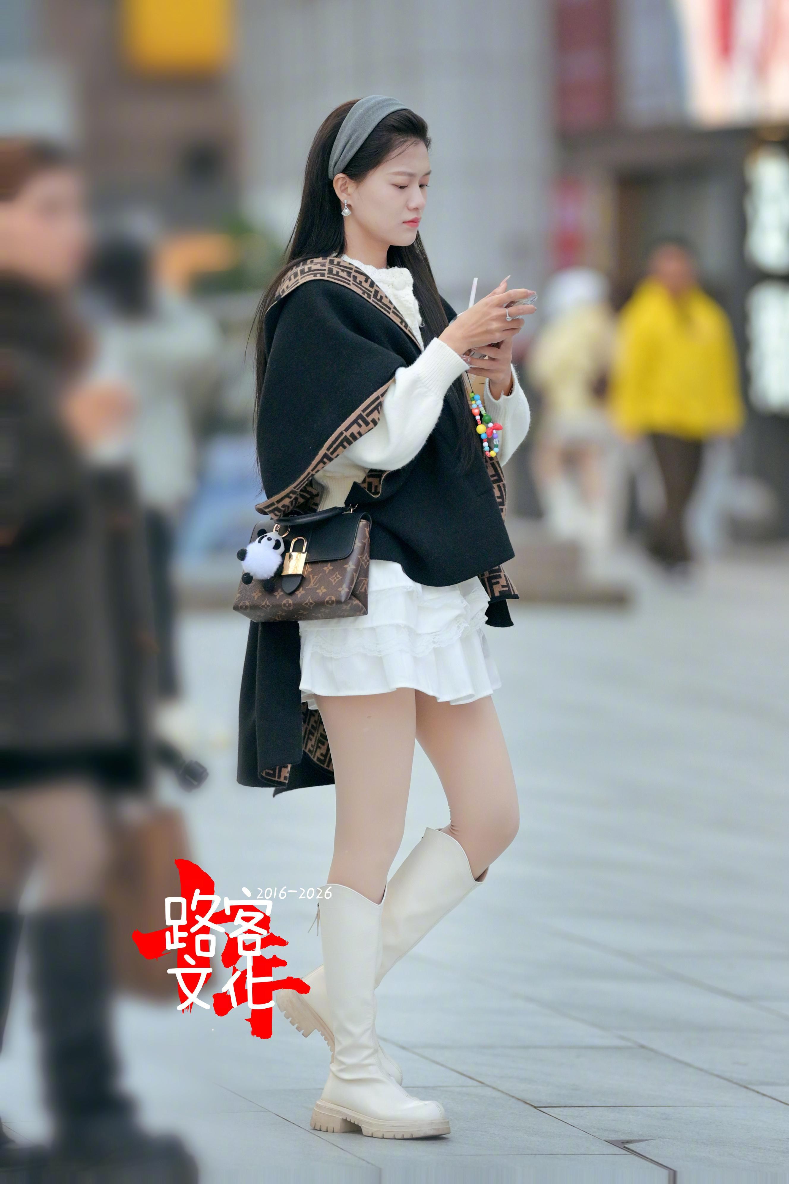 今天的街拍基本都在玩手机