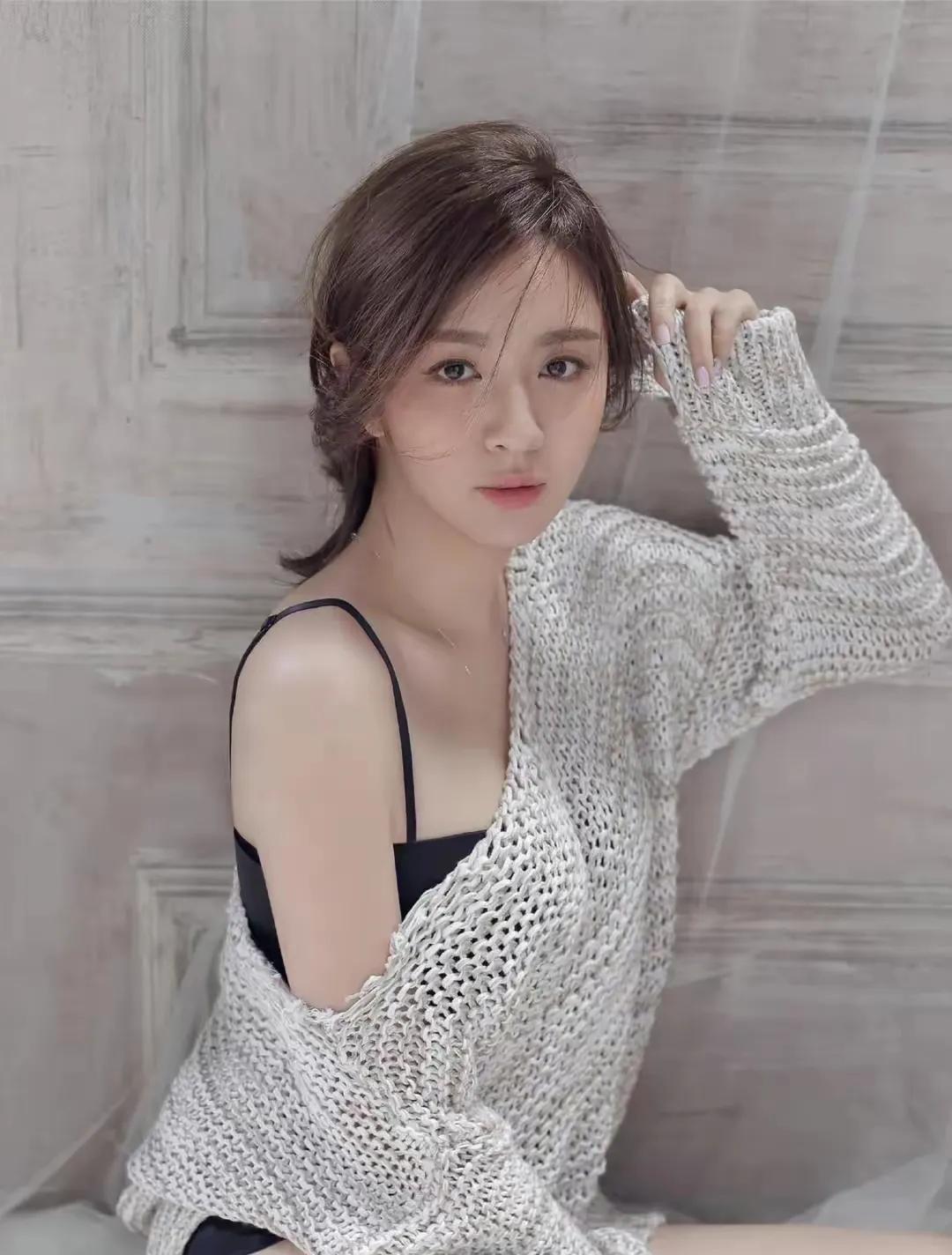 俞灏明这辈子太幸福了！娶到了王晓晨这么好的老婆，王晓晨貌美如花，气质清纯，没有整
