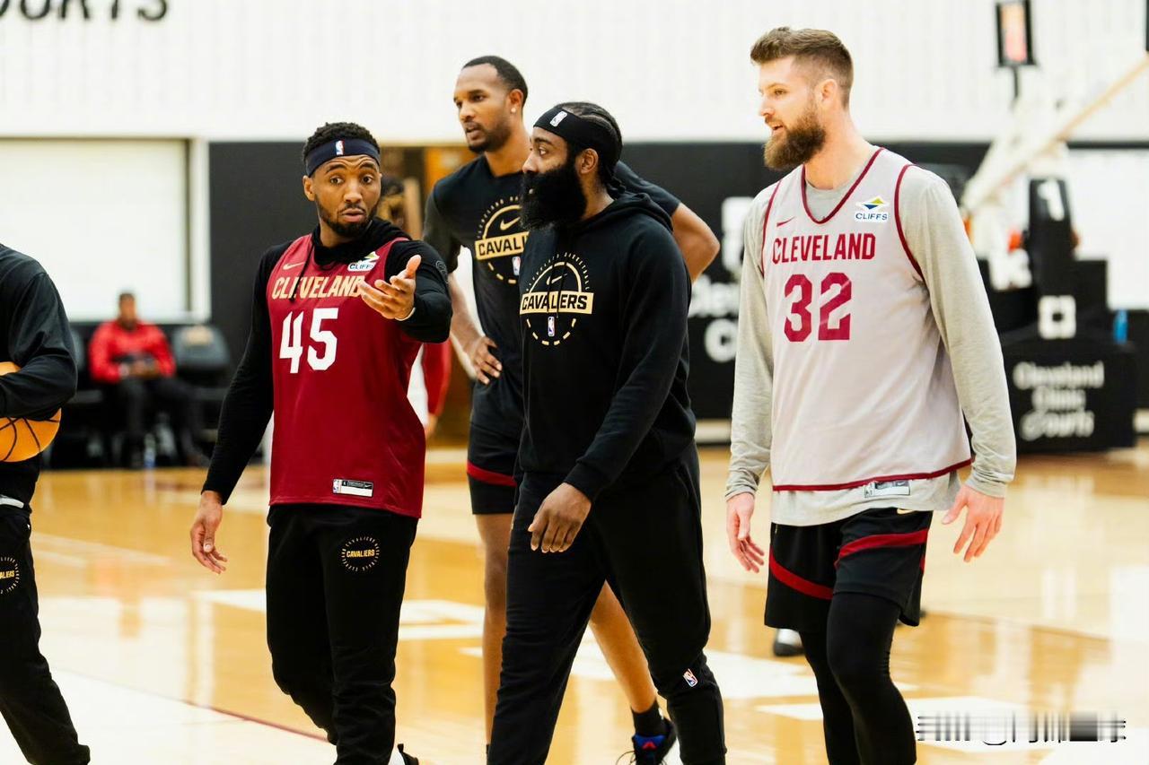 骑士主场训练照曝光，全力备战季后赛今天，骑士队继续在主场集结训练，全力备战即