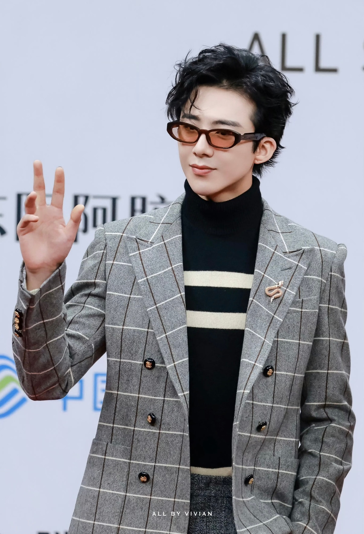 刘宇宁今天完全大哥来的刘宇宁在星光大赏红毯上，一身格子西装搭配复古眼镜，走起路