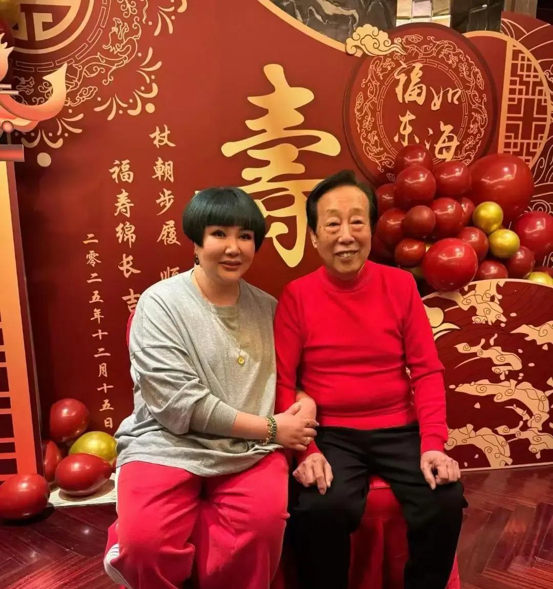 德云社真正的掌门人，从来不是郭德纲。超过50万的合同，最后都得递到王惠手里