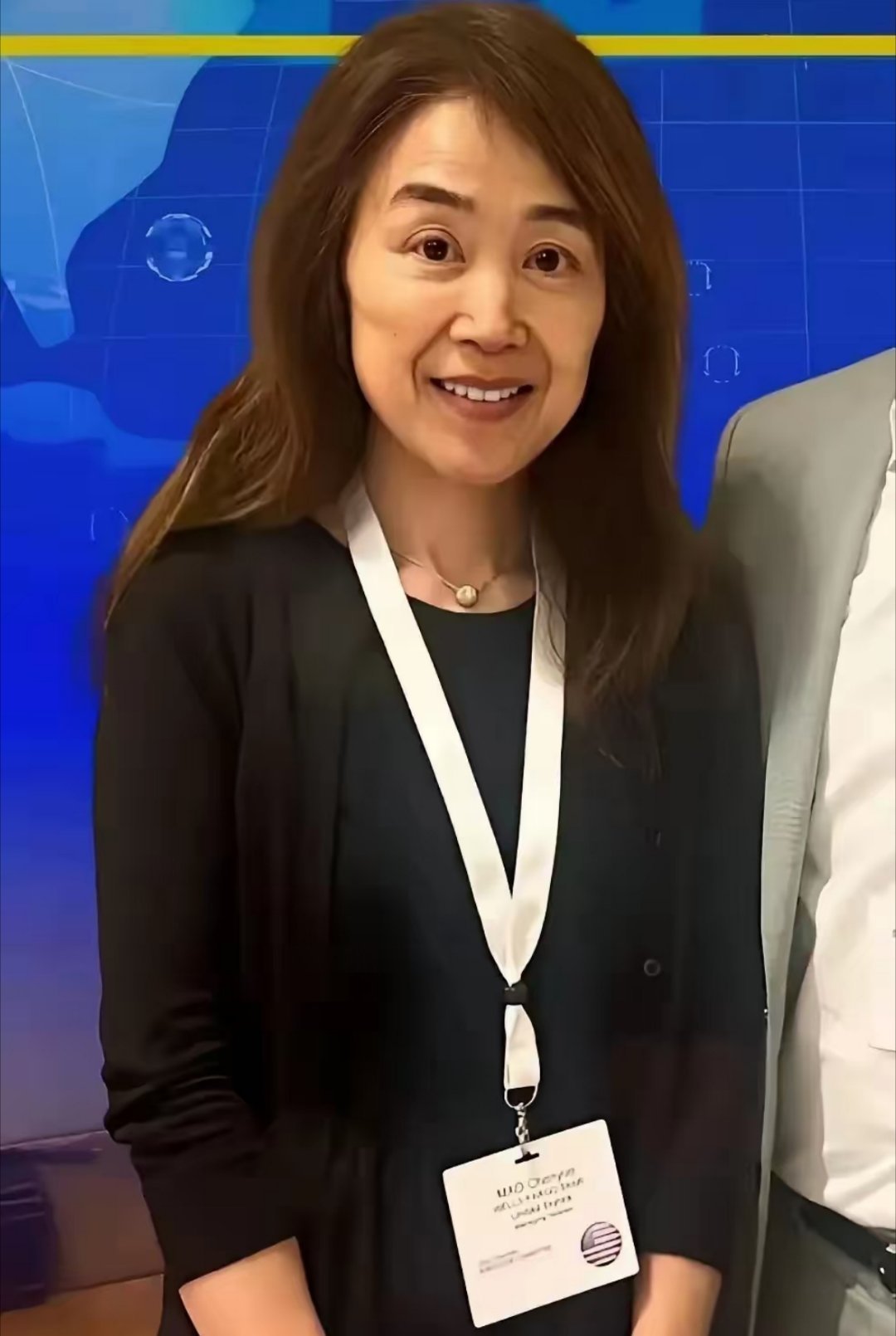 美国富国银行高管毛晨月的问题很严重，她是美国人，她能够在国内做犯法的事情，追根溯