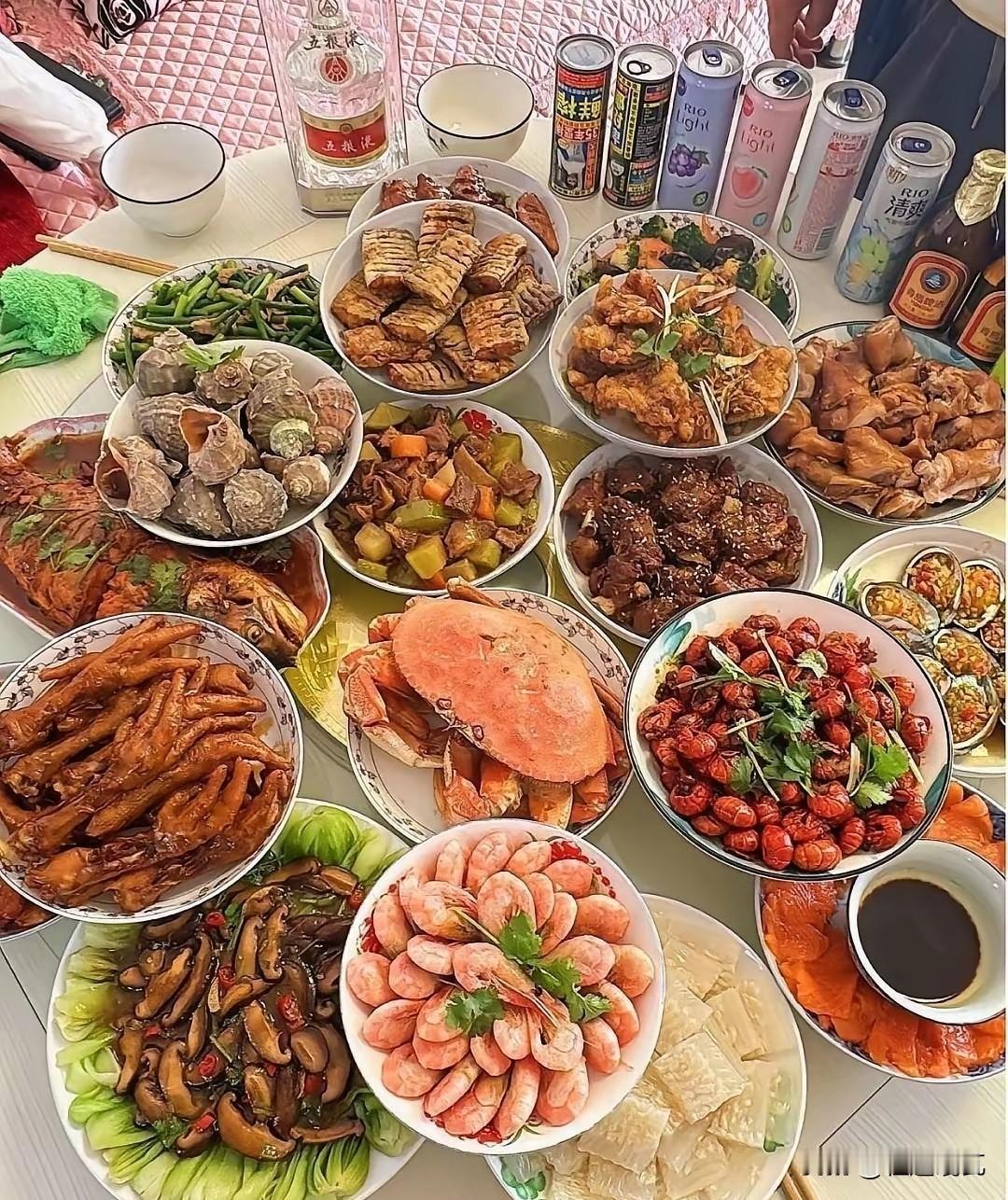 大家可以猜猜，这是哪个地方的年夜饭？仅仅从那一堆饮料来看，这肯定是南方某个地区