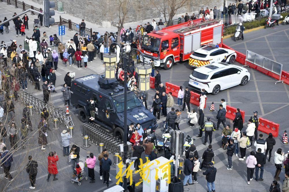 大明湖路市集现别样“警”色警车成热门打卡点！2月17日，在济南大明湖路举办的市