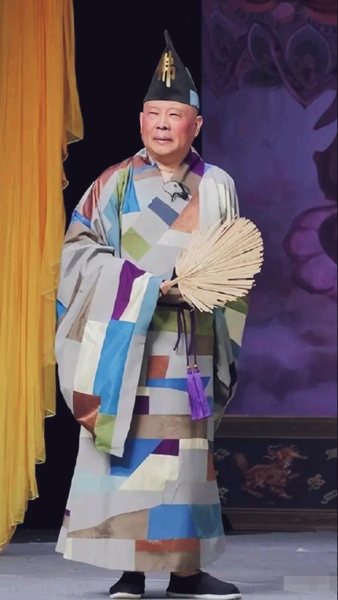 郭德纲就是飘了，自我陶醉，名气大了，地位高了自以为是随口竟然把红歌改编了，相声界