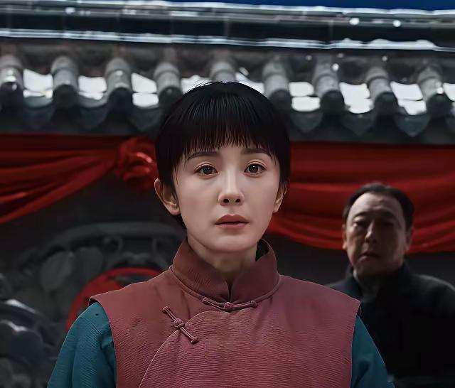 杨幂一出场，全网集体喊假！​她把自己涂成土黄色，蹲在田里啃地瓜，可弹幕还是刷：滤