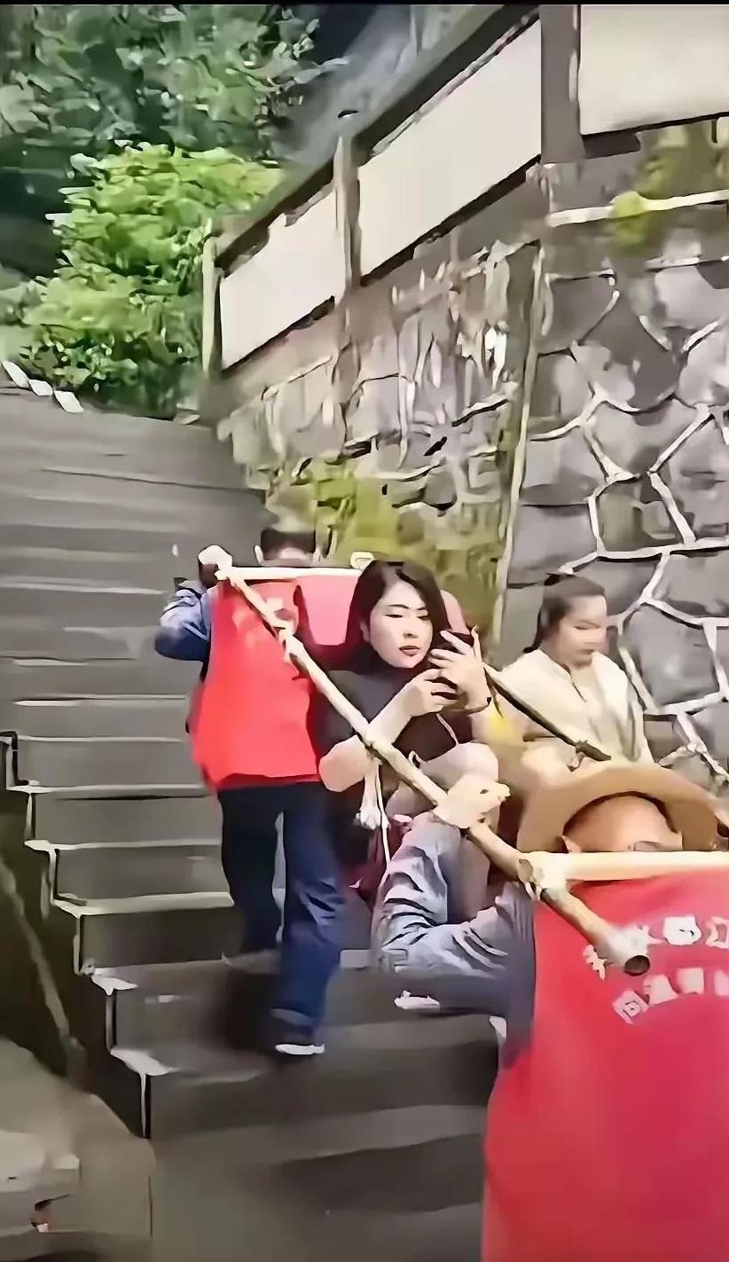 一个女人来到一家公园爬山旅游，女人爬了一会，实在是爬不动了，正好碰着在山上揽活抬