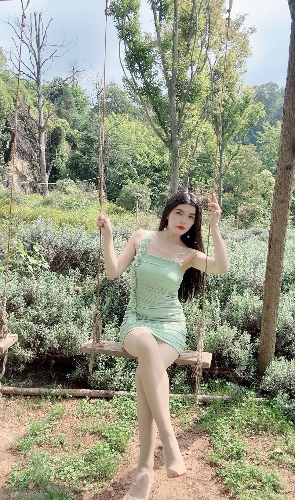 薄荷绿不是颜色，是职场女性悄悄换的盔甲。以前穿它怕被说太嫩，现在穿它，HR点头