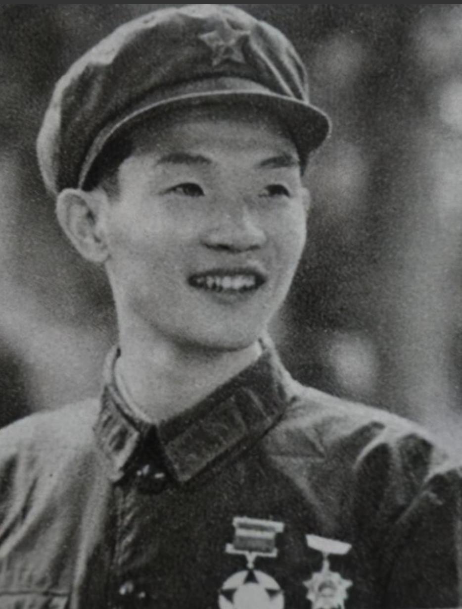 1979年，一名不到1.6米高的战士，被两名越南士兵抱住时，引爆手榴弹炸死了敌人