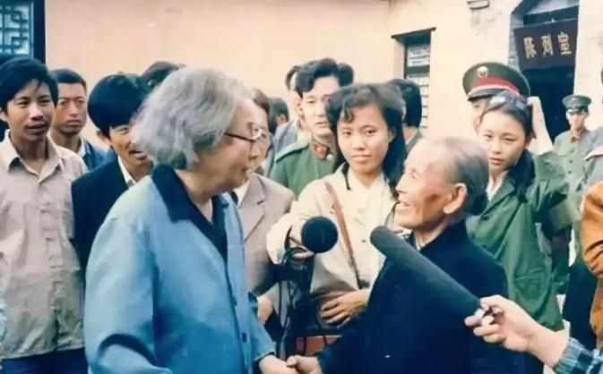 1988年，晚年的浦安修，回到曾经和彭总一起战斗的地方，遇到了当年的老朋友，留下