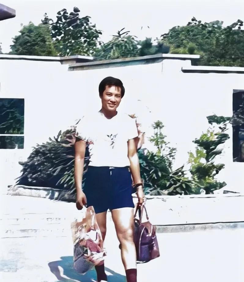 一张老照片，拍摄于上世纪70年代末，大家看看拎着行李的这人是谁！原来这才是他年轻