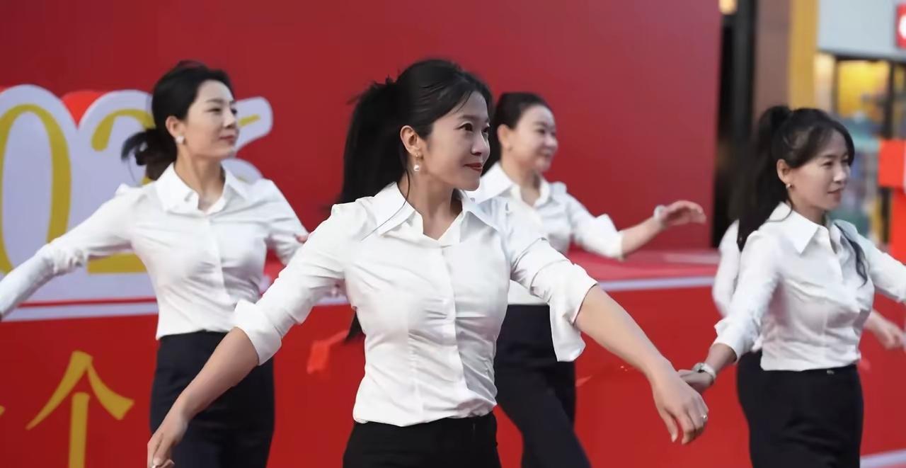 职业装，熊二的嫂子，跳的又可以，背景音乐又可以，走红也无可厚非，各有各的活法主