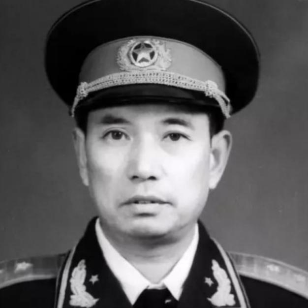 1982年开国少将尤太忠在部队视察工作的时候，和一位副团长聊了几句，感觉和这位副