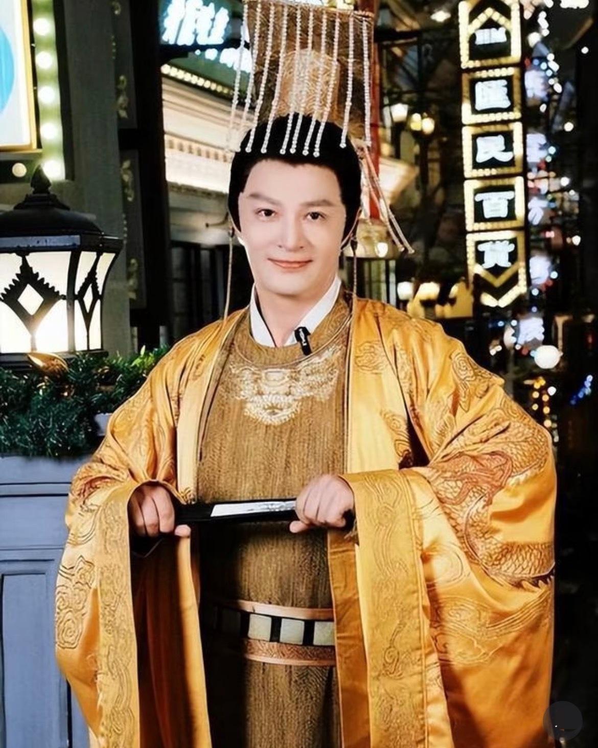郑国霖直播透露：景区当NPC，月综合收入20000多。按照每月出勤20天折算，日