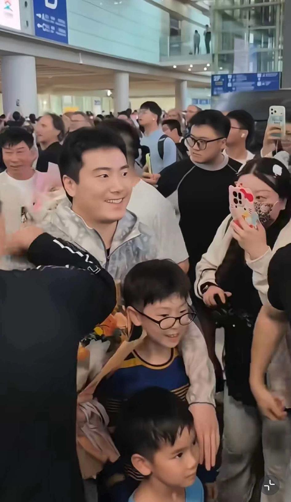 我敢打包票说一句，国乒回京，最令人羡慕的人不是王楚钦，也不是孙颖莎，