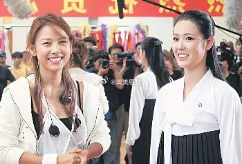 2005年，获得朝鲜当局批准的朝鲜著名舞蹈演员赵明爱，当时韩国的人气歌手李孝利，