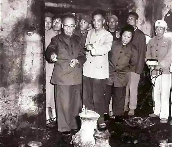 1956年，郭沫若带队发掘定陵，不久后，他的妻儿自杀了，就连一同参与考古挖掘的多