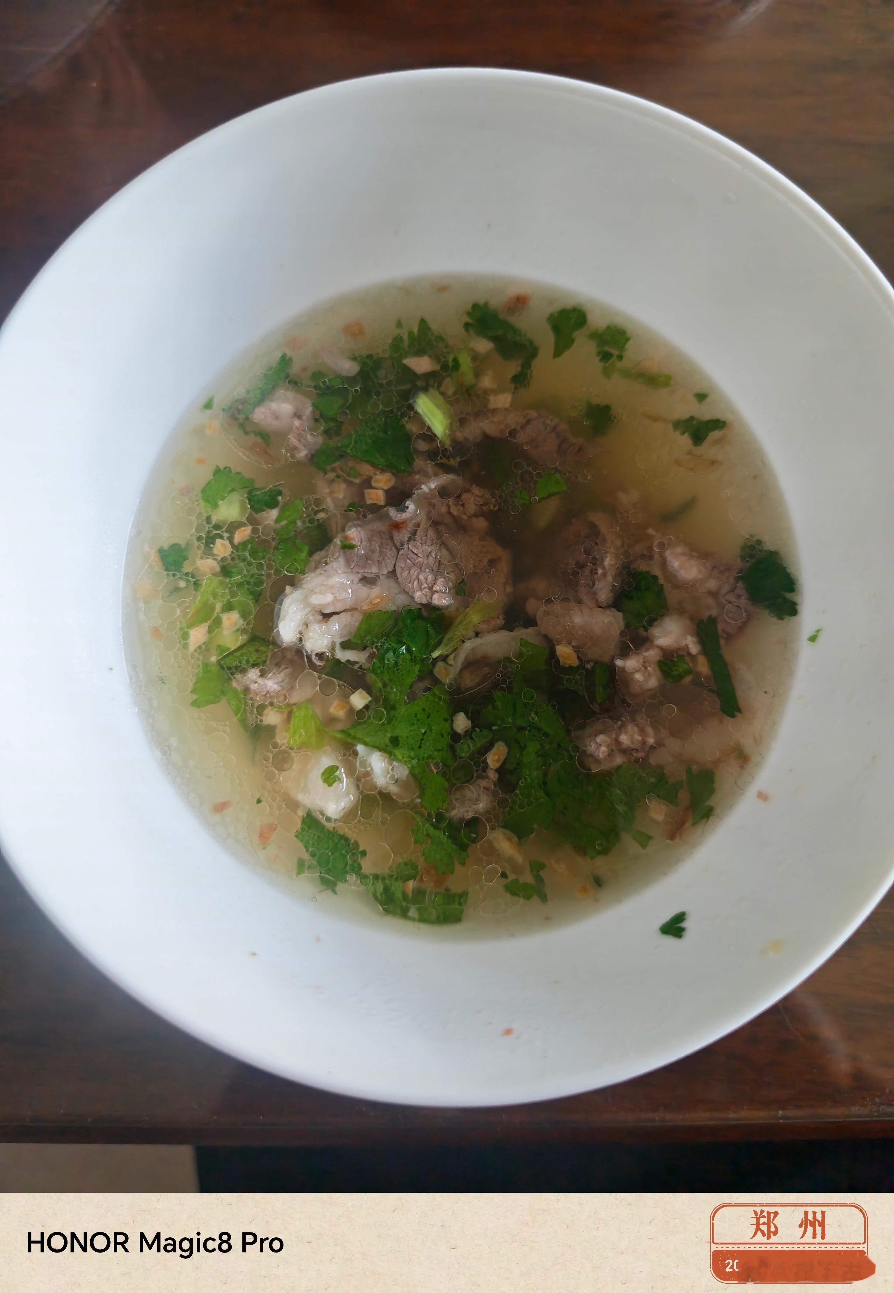 我最近在学广东菜，潮汕牛肉汤，做法好简单，牛肉切片汆烫，半分钟就好，然后配菜芹菜