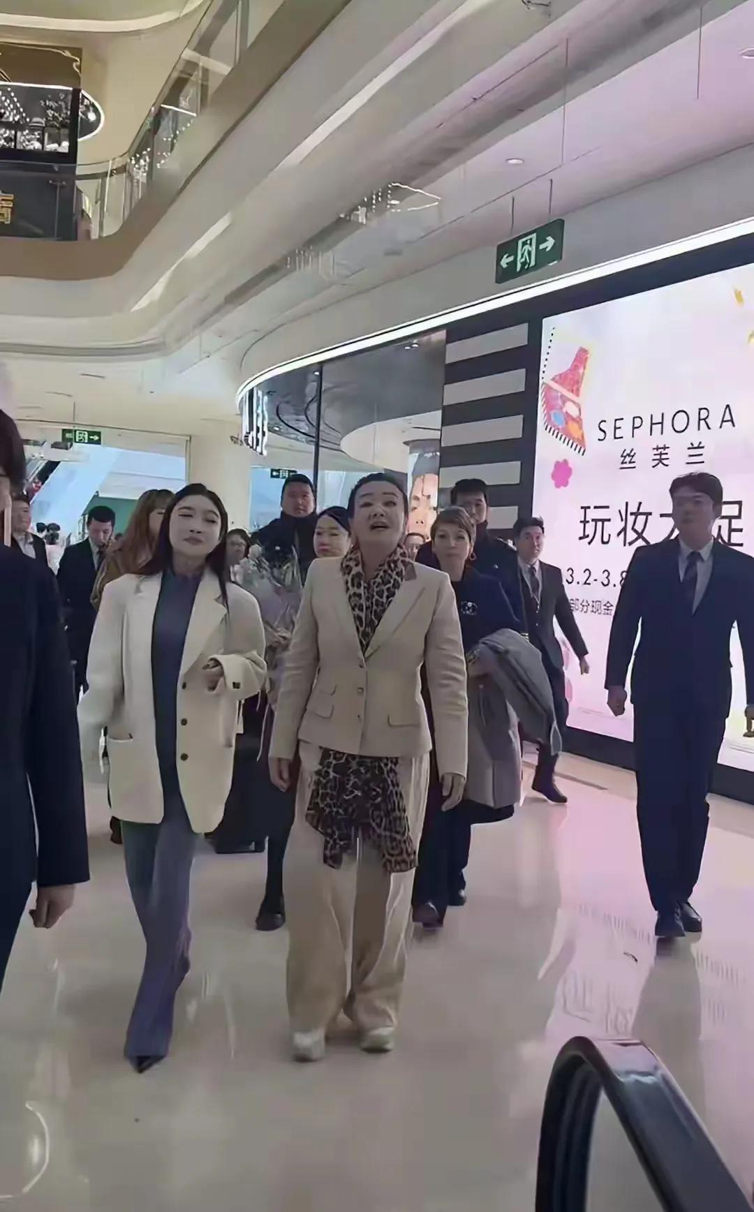 心酸啊！张兰透露自己一个月税后收入是23000元，一年就276000元，她说这些