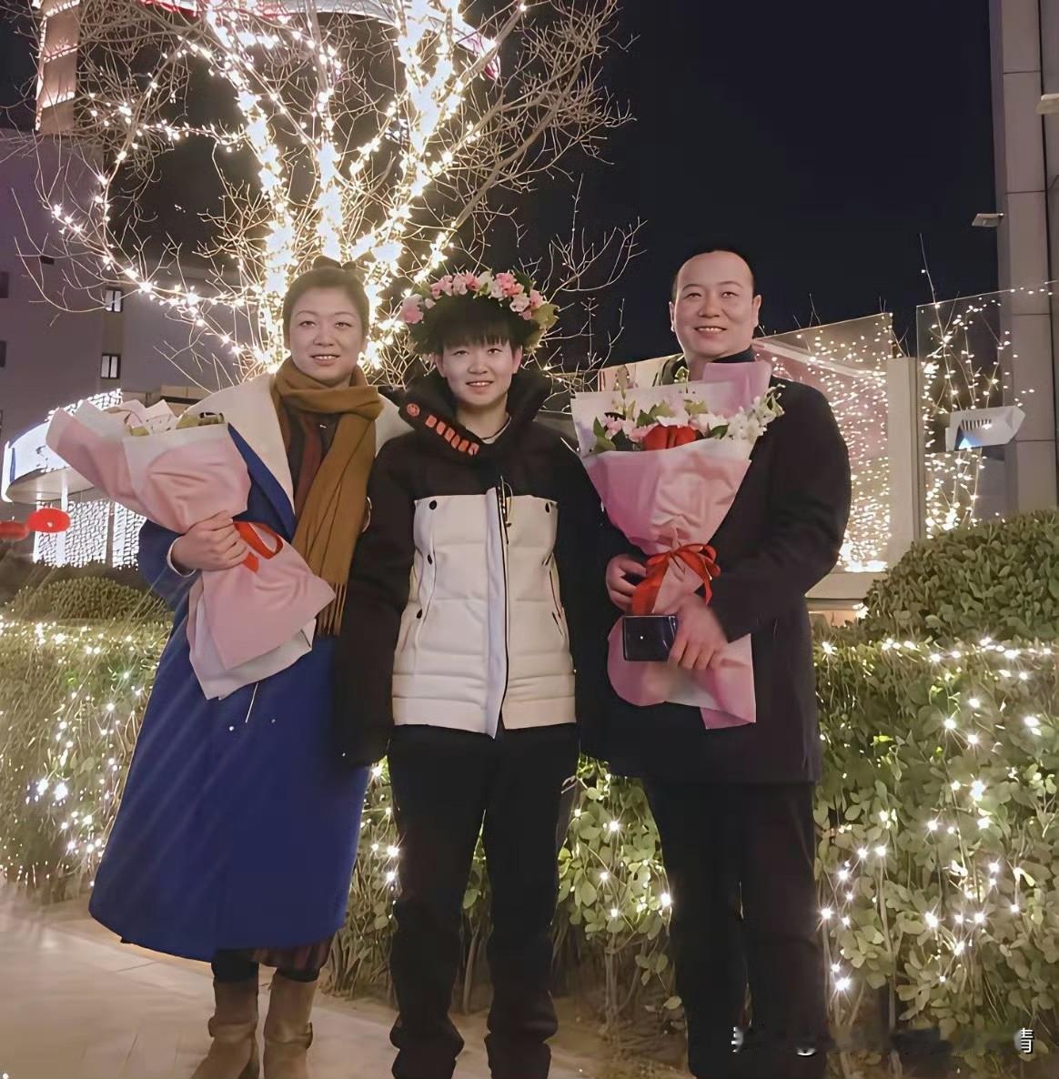 孙颖莎一家的生活态度：简朴里藏着大格局孙颖莎与父母的合影里，一家人衣着简朴