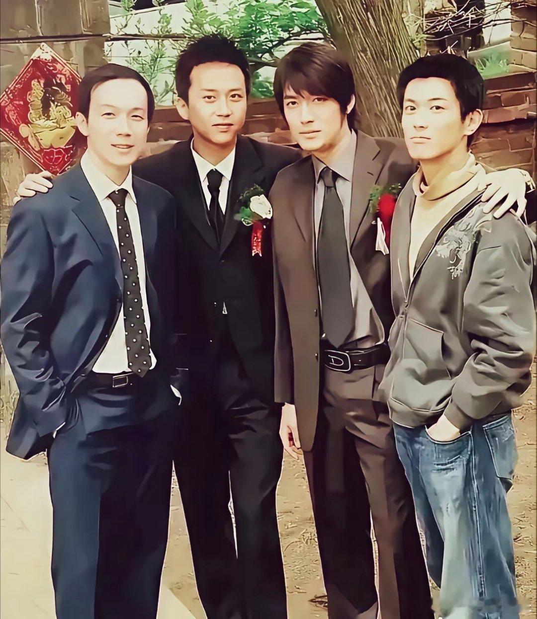 这张老照片除了邓超其他一个也不认识，谁认识另外三个人？