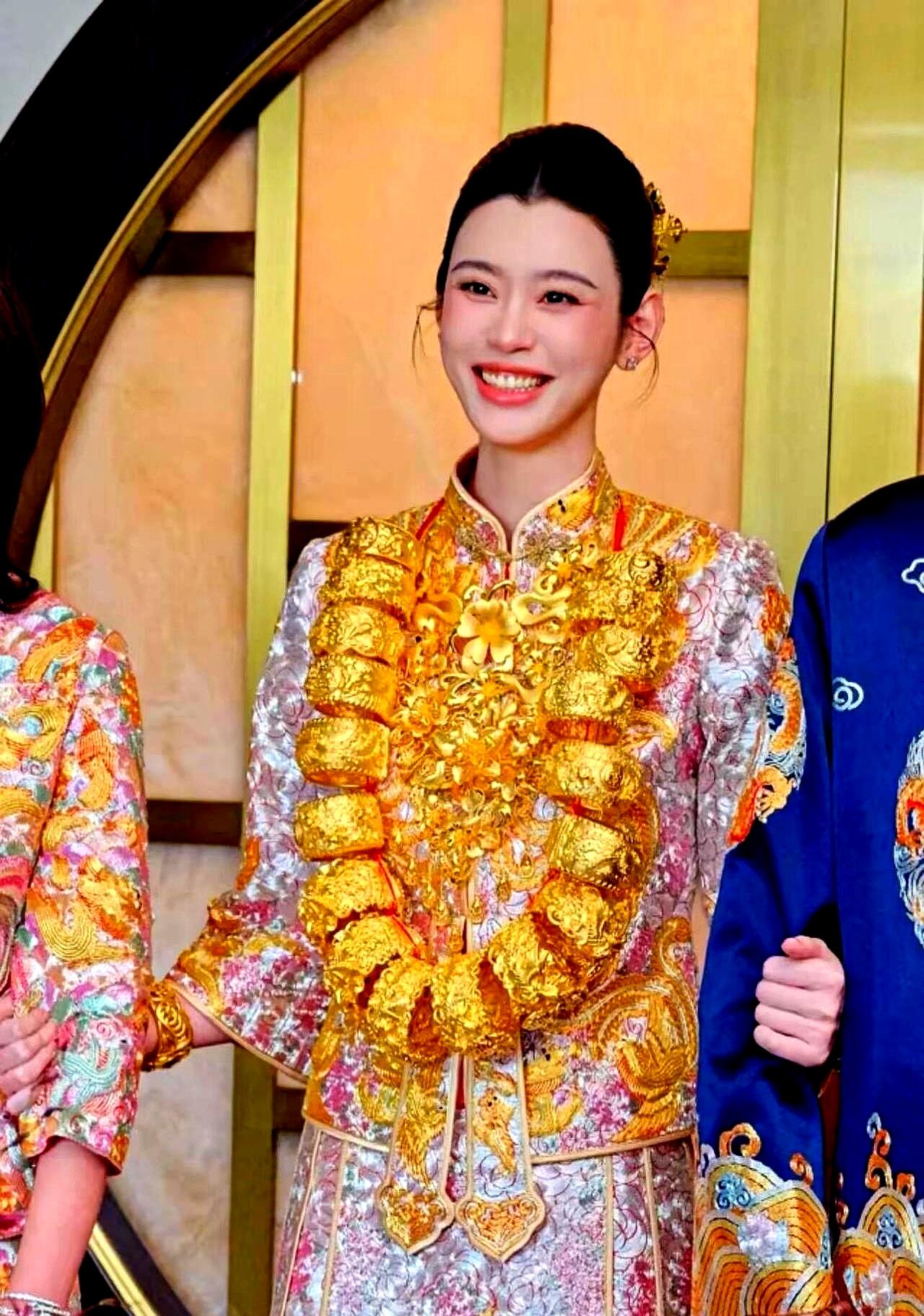 奚梦瑶澳门那身行头，远远望去金灿灿一片，红底儿？压根瞧不见。懂行的都咂舌，